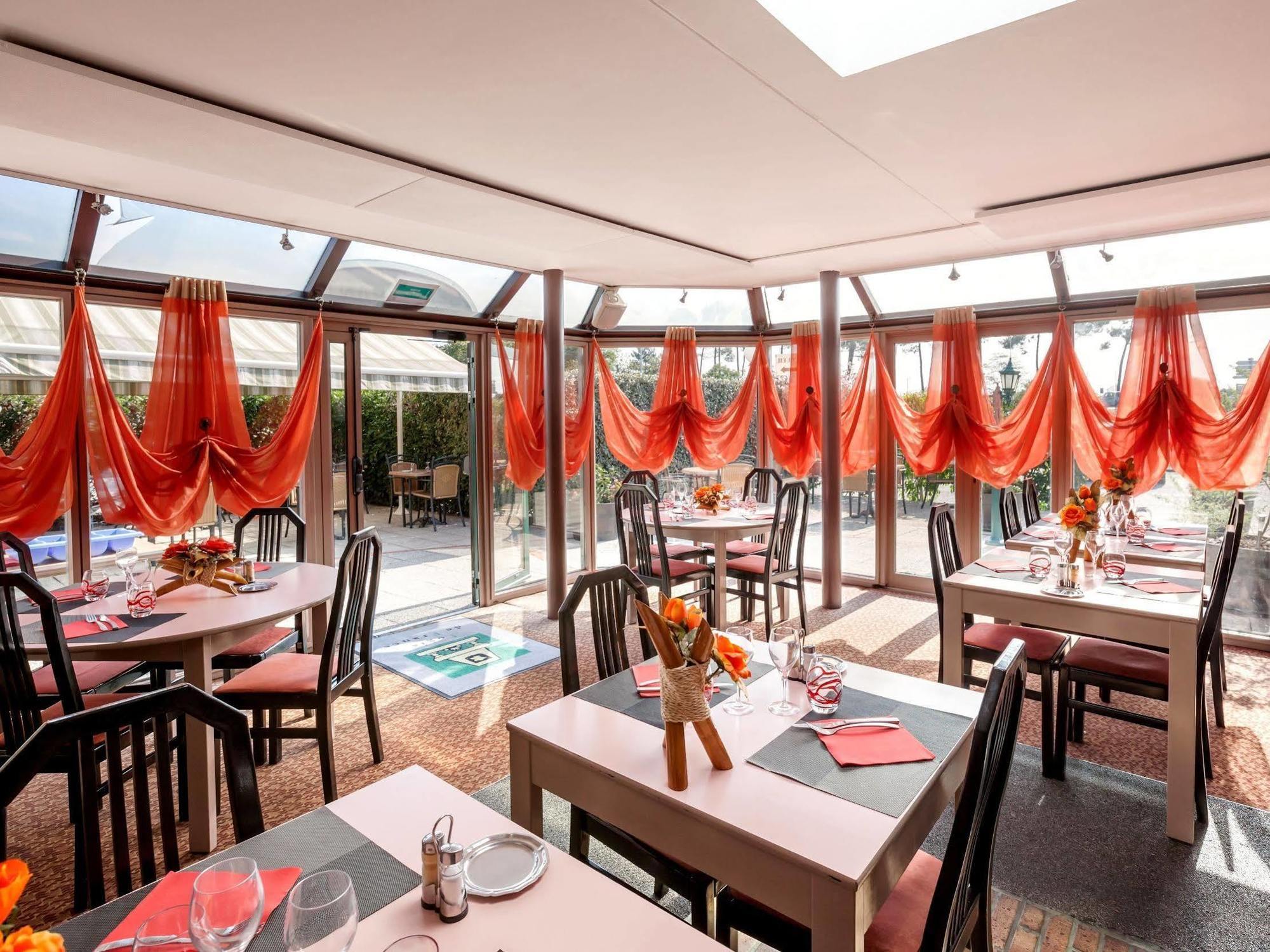 Logis Hotel Horus Restaurant Les Bruyeres Toulenne Exteriör bild